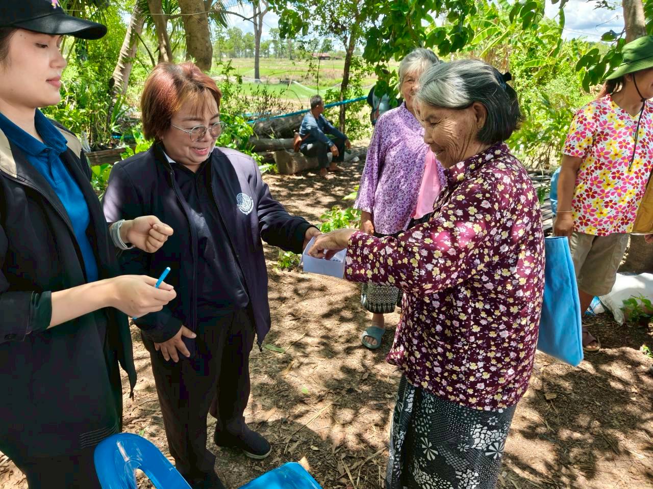 title - วันที่ 18 - 19 พฤษภาคม 2569 สำนักงานการปฏิรูปที่ดินจังหวัดอุบลราชธานีนายทินกร เพียภูเขียว ปฏิรูปที่ดินจังหวัดอุบลราชธานี มอบหมายให้กลุ่มยุทธศาสตร์ และการปฏิรูปที่ดิน มอบพันธุ์ต้นไม้ และวัสดุการเกษตร ให้กับเกษตรกรที่เข้าร่วมฝึกอบรมโครงการพัฒนาเกษตรกรรมยั่งยืน กิจกรรมพัฒนาเกษตรกรรมยั่งยืนในเขตปฏิรูปที่ดินจังหวัดอุบลราชธานี ปีงบประมาณ พ.ศ. 2569 และผู้นำเกษตรกรแปลงต้นแบบ